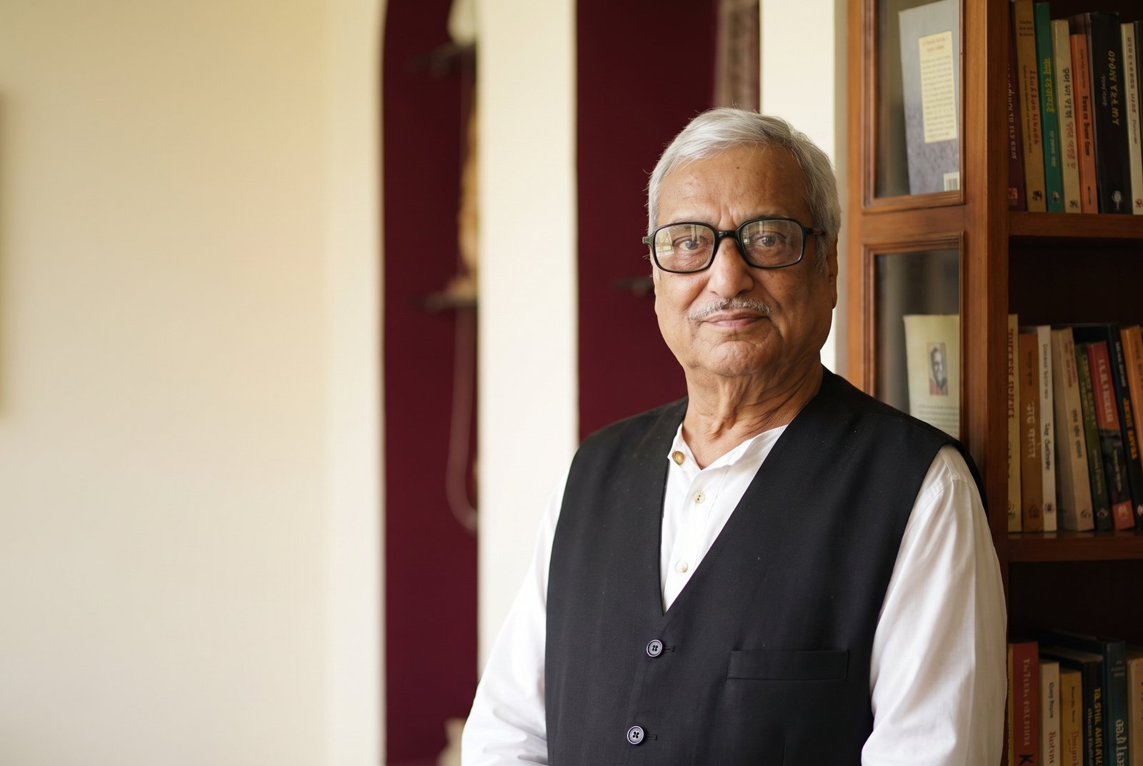 सुरेश चौधरी “इन्दु” अपने अध्ययन-कक्ष में